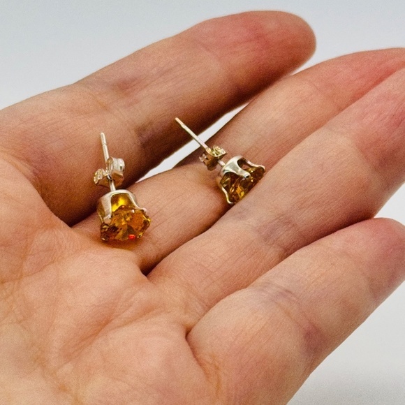 New Pale Yellow Round CZ Stud Earrings - Picture 5 of 7